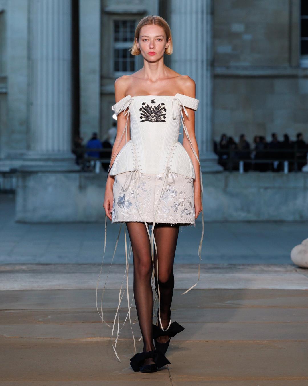 Erdem以馬甲式結構搭配露肩與立體弧形裙襬，重塑優雅宮廷浪漫。（翻攝Erdem官網）