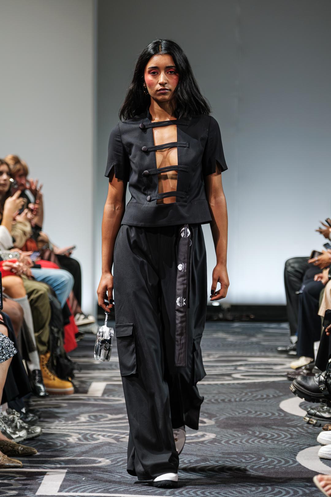 Apujan將旗袍與日本道袍結構打破重組，創造出帶有東方氣息的運動裝束。