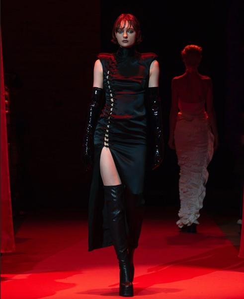 Jenn Lee以非對稱開口打破旗袍的含蓄框架，展現當代女性自由身段。