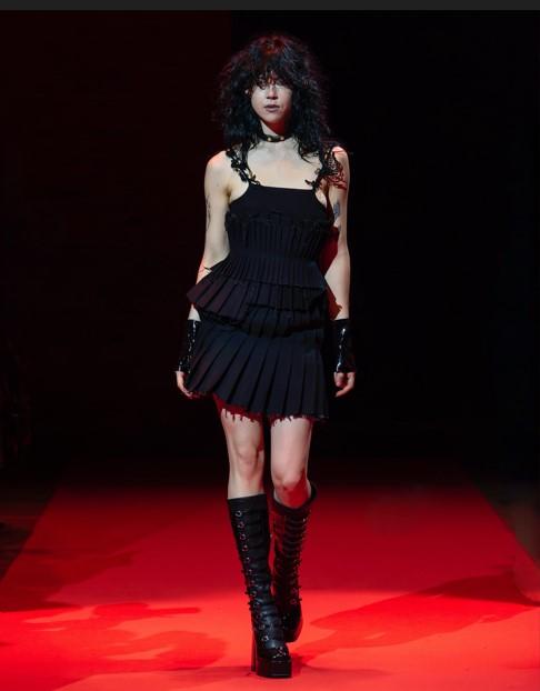  Jenn Lee以百褶元素塑形，肩部花釦由國寶級師傅手工製成，用龍釦與鳳釦刻畫出暗黑東方少女新貌。