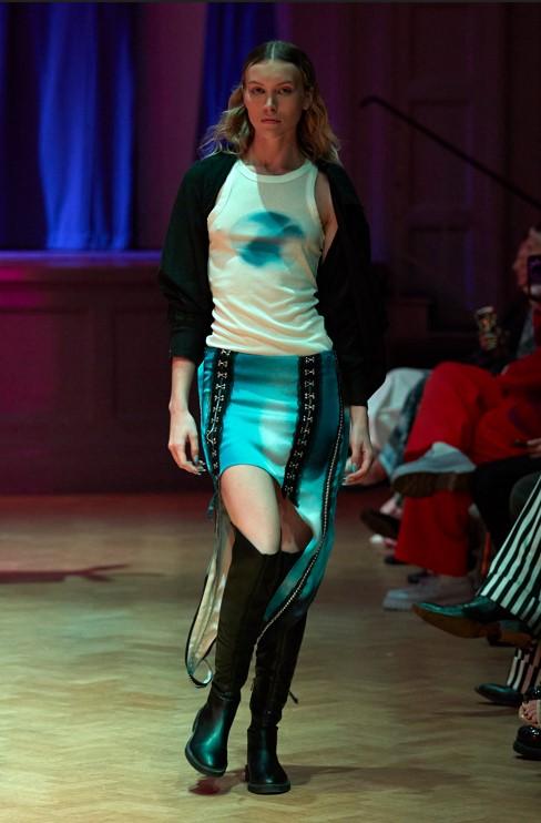 Ray Chu透過鉤釦與金屬飾件描繪藍眼淚美景。