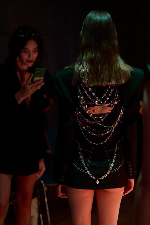 西裝背後加入鏤空與金屬鏈條，Ray Chu讓招牌西裝成為女性獨立宣言的時尚表達。