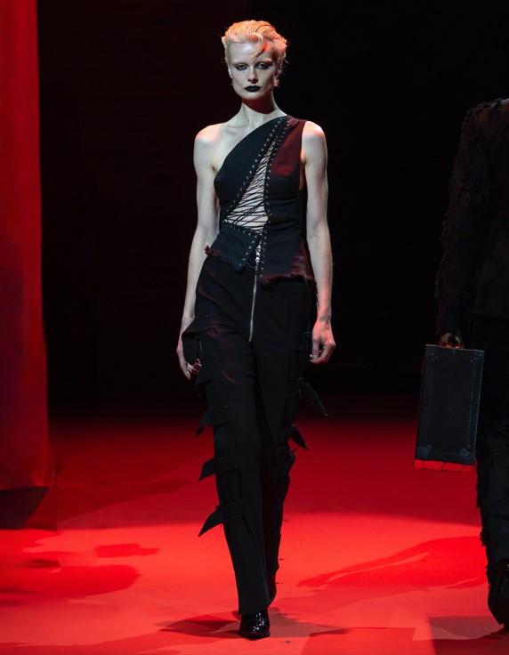 Jenn Lee解構歐洲古典馬甲輪廓，結合金屬孔眼與綁帶元素，以不對稱剪裁勾勒女性柔韌堅強的面貌。