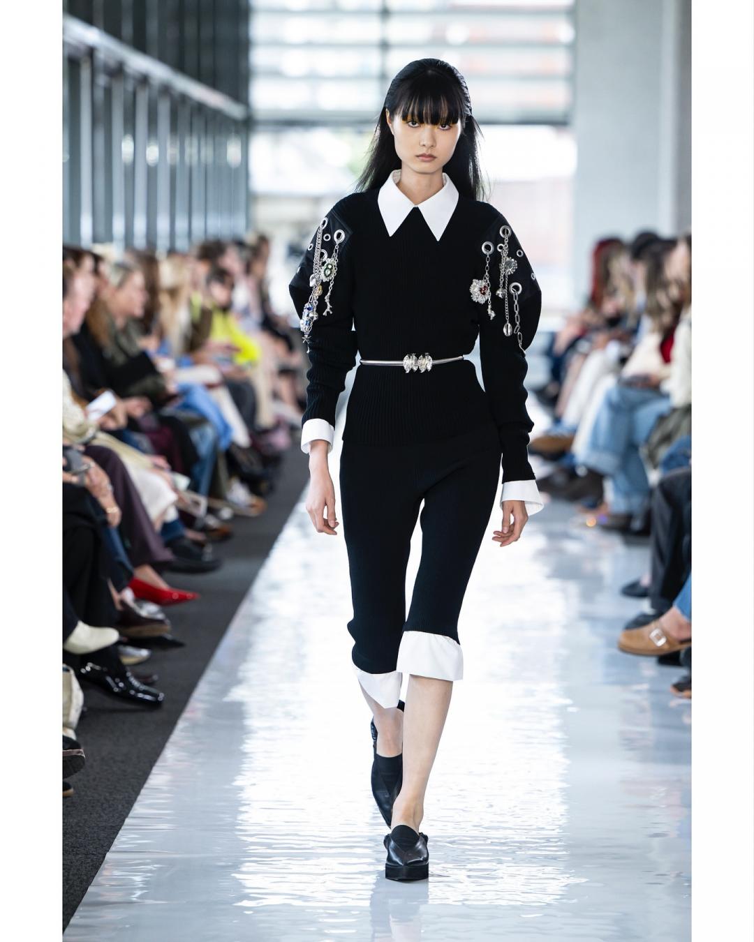 立體輪廓的針織上衣，雙臂處融入拼接與鏈條裝飾，Toga將標誌性銀飾轉化為造型主角。（翻攝IG @togaarchives）