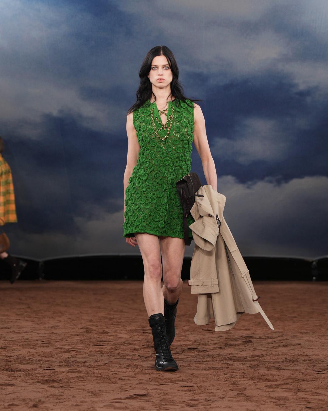 Burberry在鉤織中融入金屬鍊條綁帶元素，創造古典搖滾兼具的英倫風情。