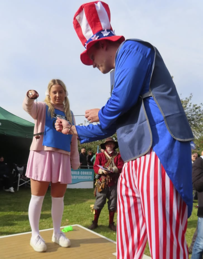 每年十月舉辦的世界七葉樹果實錦標賽，是充滿趣味的公益活動。（翻攝自IG）