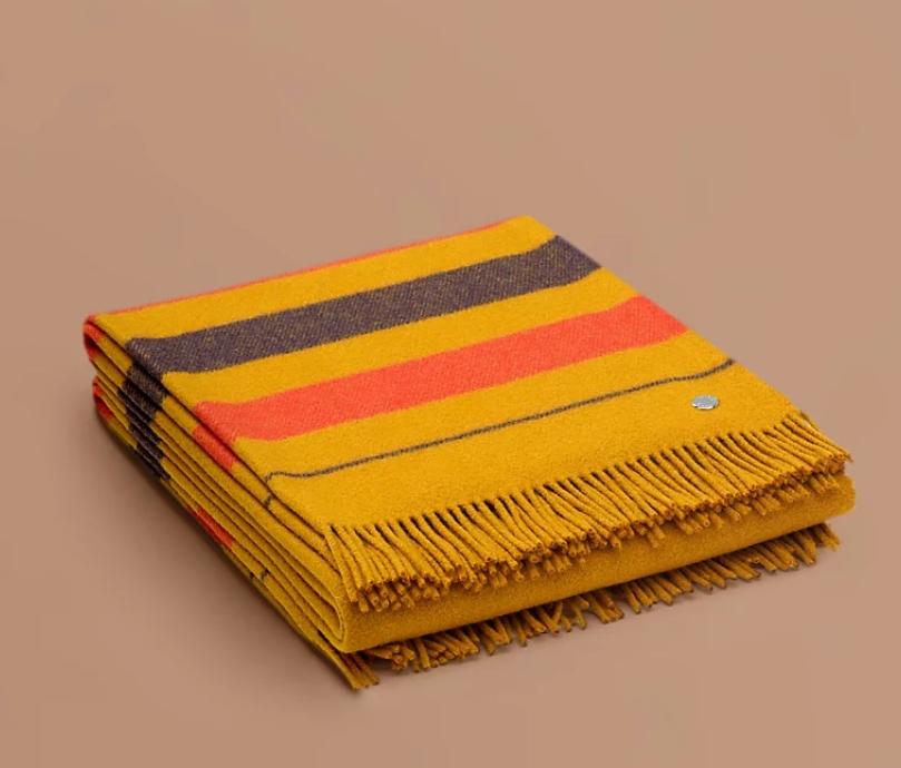 「Rocabar」一圖騰不僅延伸至品牌的羊毛、真絲、喀什米爾與帆布作品，也出現在腕錶、香氛等。