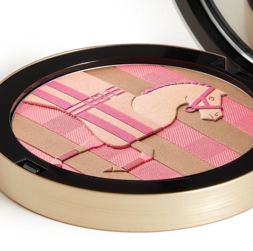 蜜粉餅融合五種色調，其中四種構成立體幾何圖案，第五種則凸顯馬術細節。