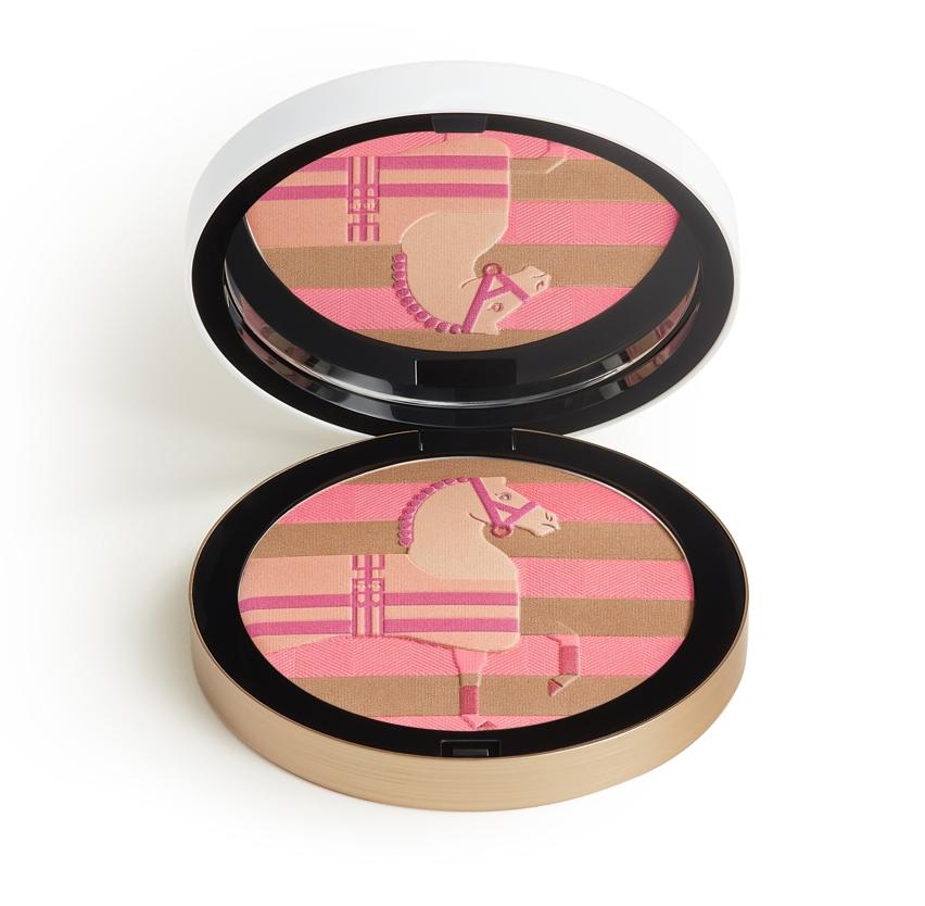 Hermès Rocabar駿馬限量蜜粉餅，不僅是一款彩妝，更是一件承載馬術傳統與工藝精神的美妝藝術品。