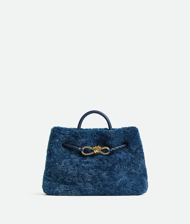 ANDIAMO牛仔布長毛羊皮小型手提肩背包，159,300元。（Bottega Veneta提供）