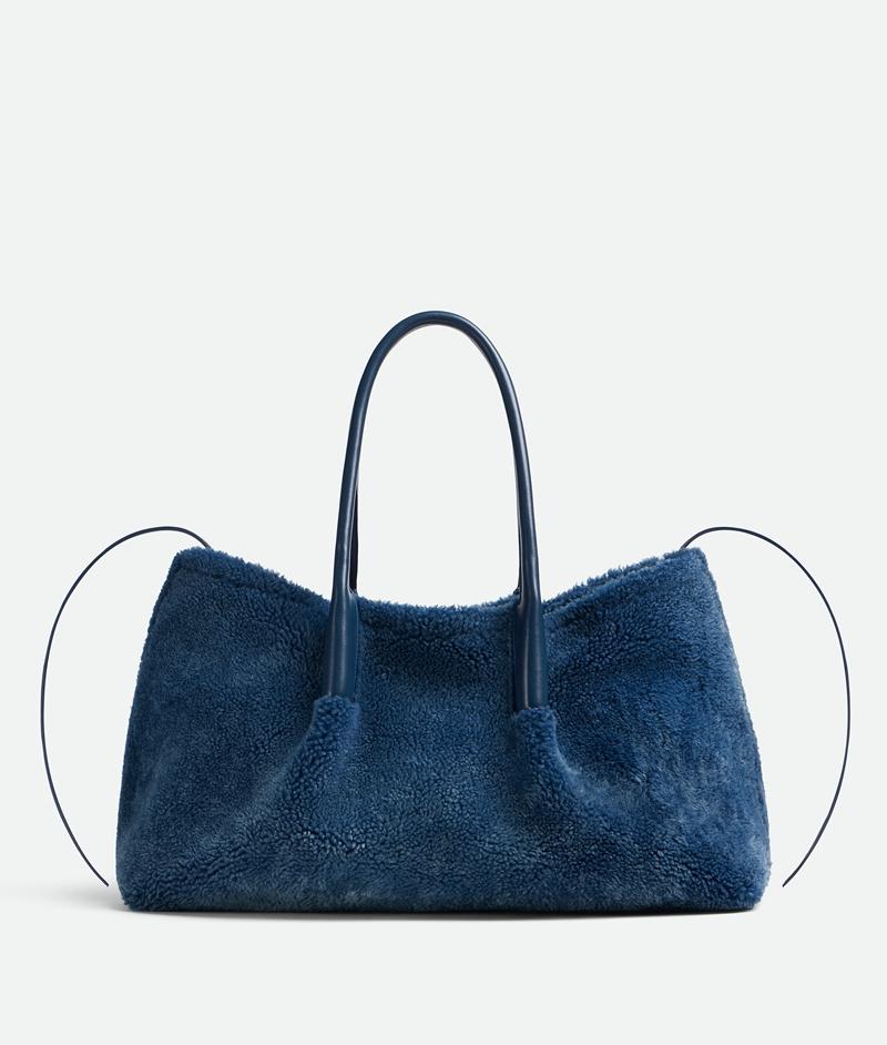PINACOTECA牛仔布長毛羊皮手提肩背包，145,600元。（Bottega Veneta提供）
