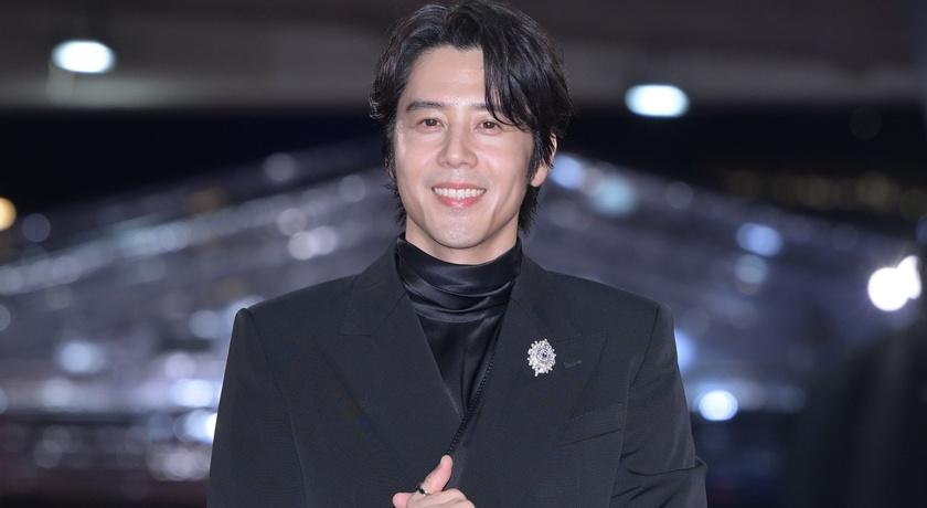 金鐘60》胡宇威穿Dolce&Gabbana帥氣爆表！連走兩趟紅毯上演「自己打自己」
