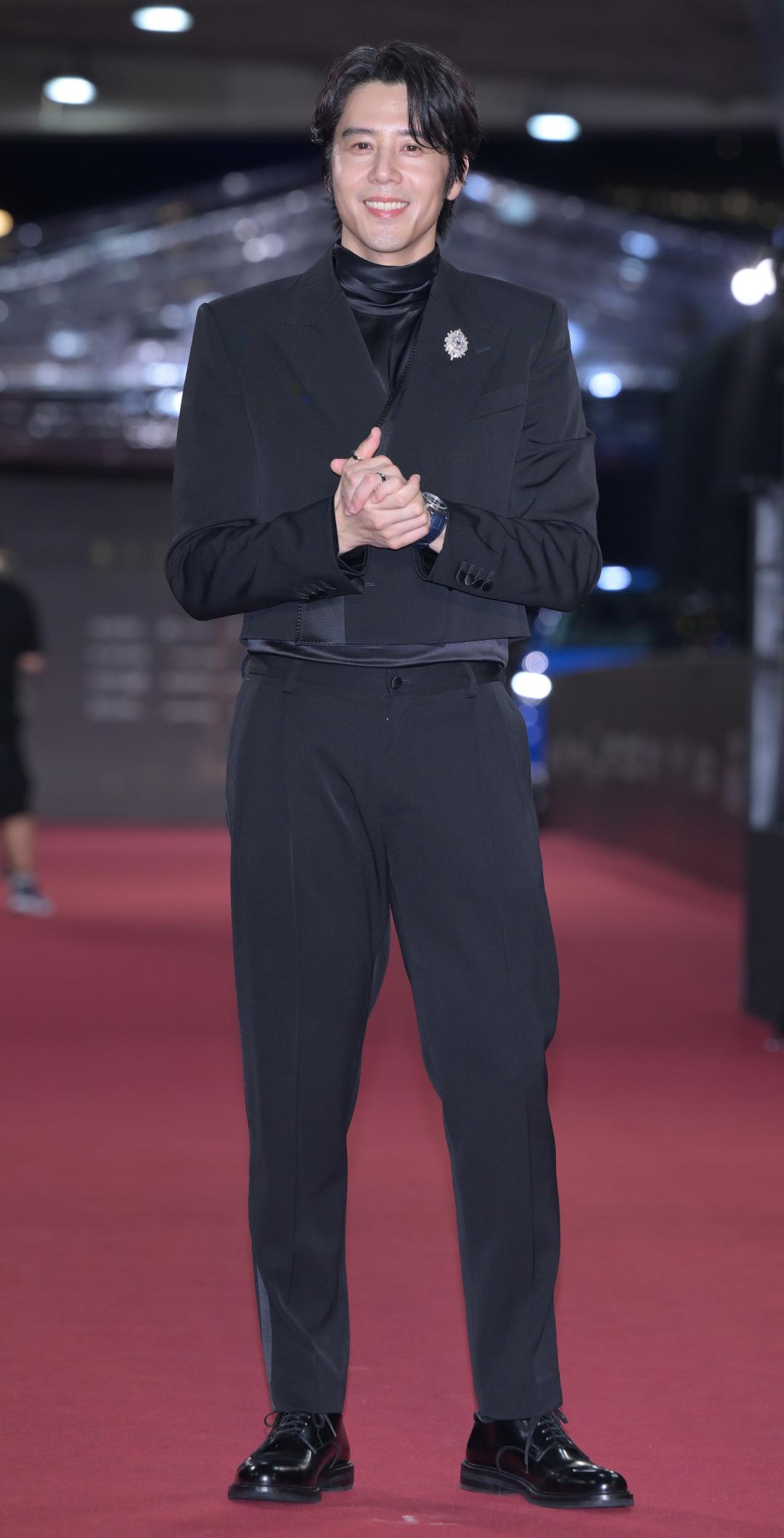 金鐘60》胡宇威穿Dolce&Gabbana帥氣爆表！連走兩趟紅毯上演「自己打自己」