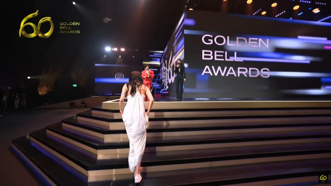 楊謹華腳踩球鞋登台領獎。（翻攝自金鐘獎官方Youtube）