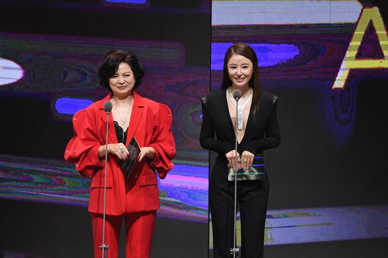 林心如（右），楊貴媚（左）。（三立提供）