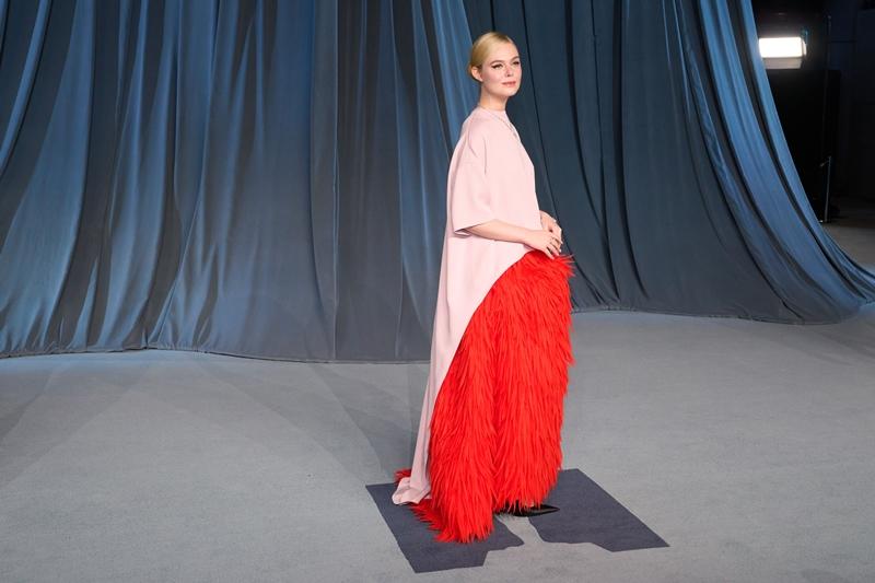 Elle Fanning in Balenciaga。