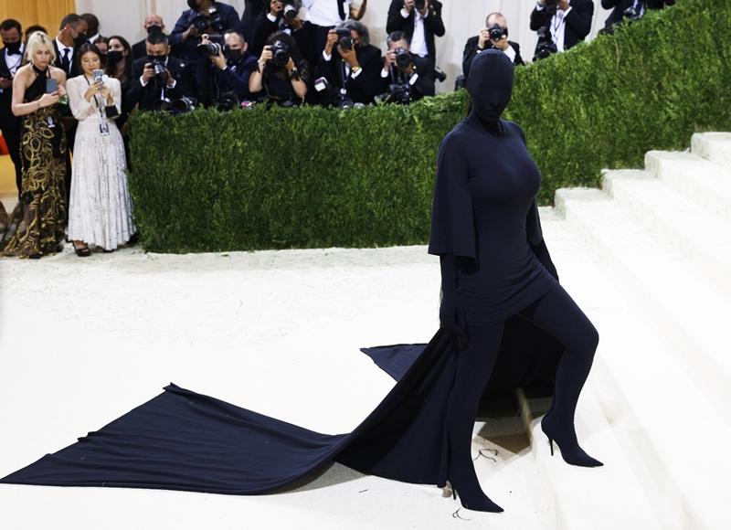 2021年卡戴珊就曾穿過同樣矇面的設計出席Met Gala。（歐新社）