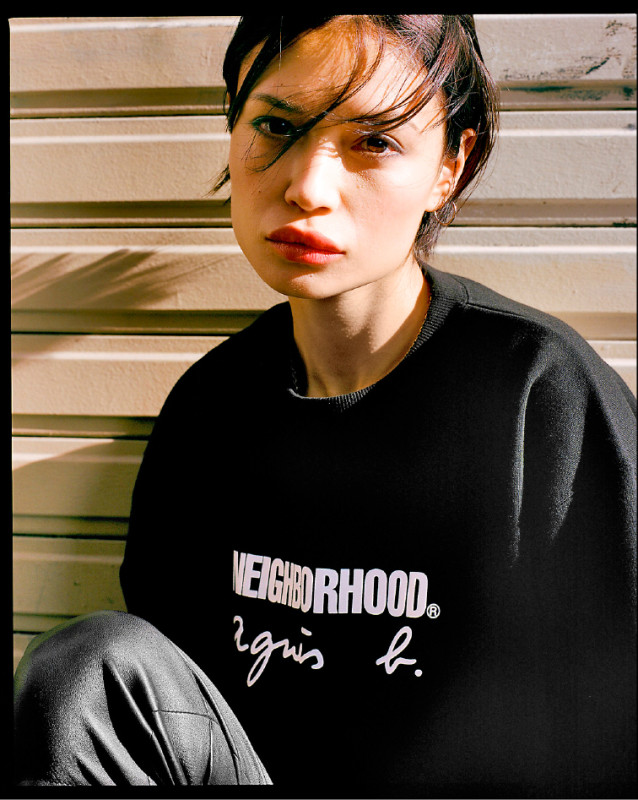簡單的大學T利用雙品牌Logo展現聯名創意。agnès b. ×NEIGHBORHOOD®圓領長T，8,480元。