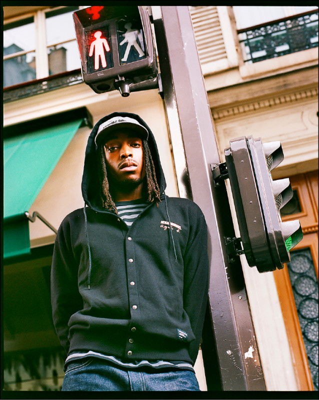 agnès b.經典Snap Cardigan變化為連帽設計，更具街頭潮流風格。agnès b. ×NEIGHBORHOOD®連帽開襟外套，10,580元。