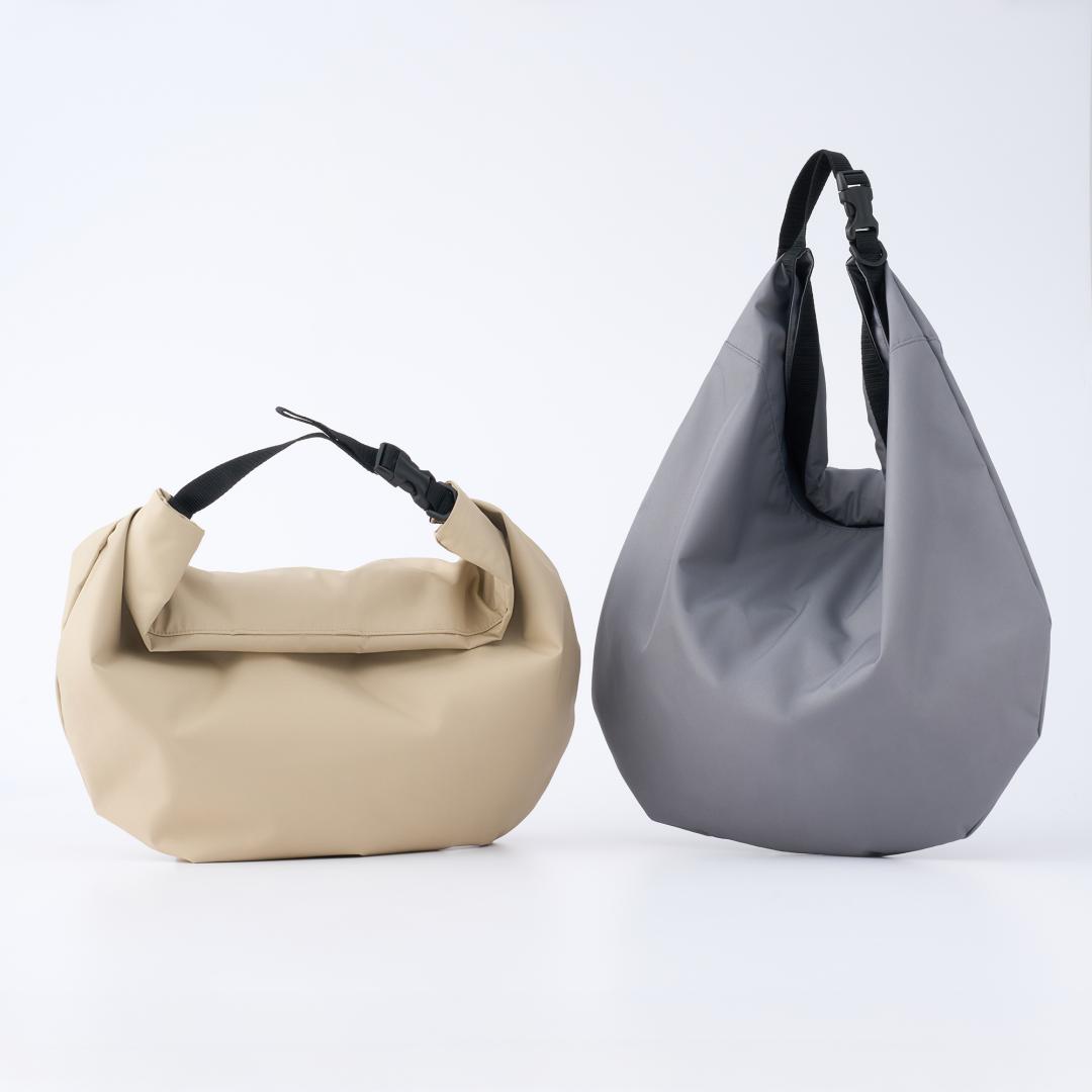 MUJI再生聚酯纖維袋口可捲2WAY購物袋，690元。(MUJI提供，以下同)