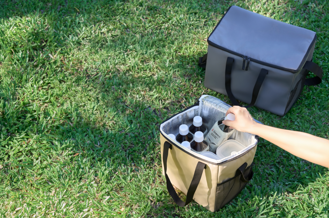 再生聚酯纖維2WAY保冷購物袋內側使用鋁箔材質，內側網袋可放置保冷劑。