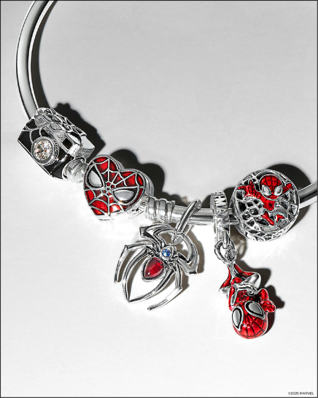展現精緻細節的Pandora《蜘蛛人》造型吊飾，2,480元起。