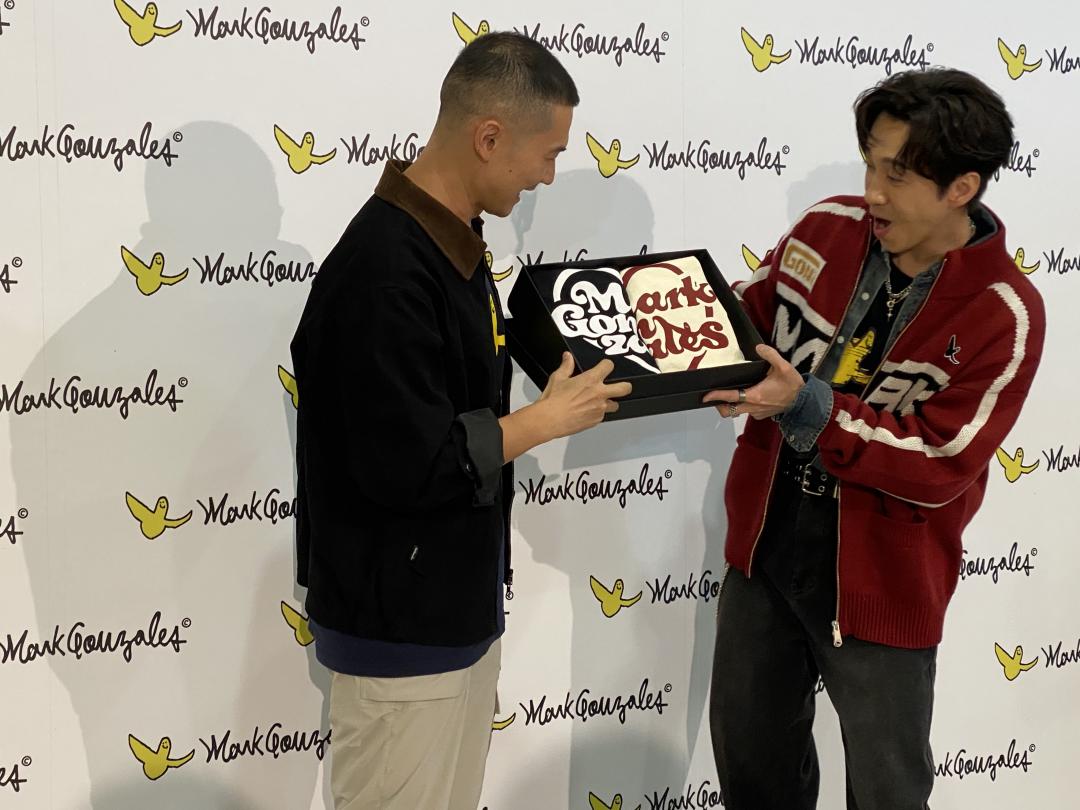 Mark Gonzales送給陳漢典和Lulu以愛心為主題的情侶裝。(記者林欣若攝)