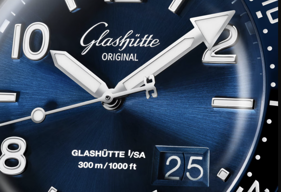 無分隔線的大型日曆窗更添和諧美感，錶盤「Glashütte I／SA」字樣，是象徵德國高品質製錶的金字招牌。