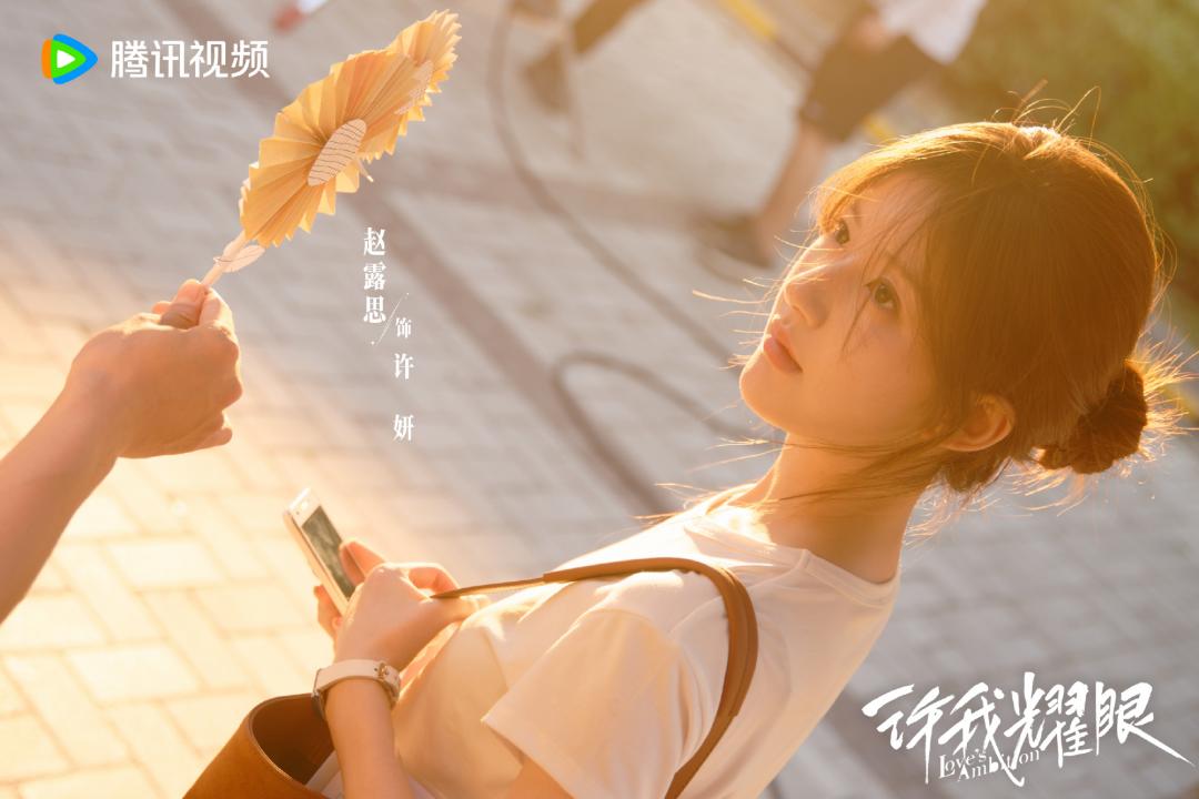 DON Hobo Bag能隨意變化多種背法。