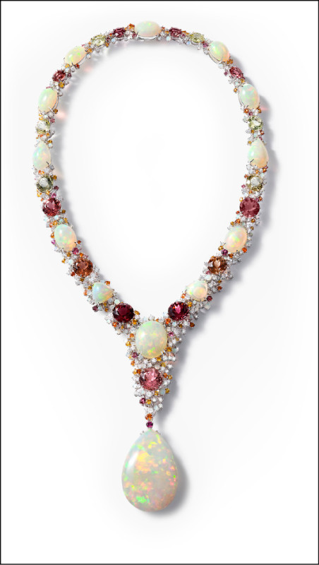 DAMIANI Ode all'Italia Dwellings of Time系列Magnifica 18K白金蛋白石碧璽藍寶石鑽石項鍊，11,480,000元。