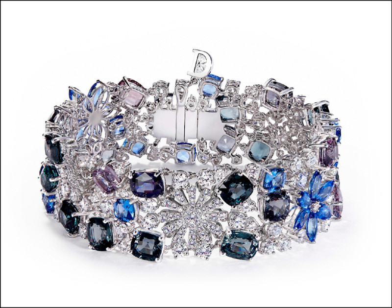 DAMIANI Ode all'Italia Landscapes of the Soul系列Colline dell'Infinito 18K白金帕拉伊巴碧璽、藍寶石與鑽石高級珠寶手環，3,160,000元。