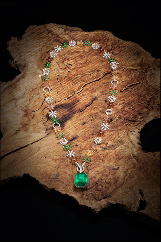 DAMIANI Ode all'Italia Landscapes of the Soul系列Dolce Stil Novo 18K白金、黃金、玫瑰金及木佐祖母綠、鑽石高級珠寶項鍊，51,500,000元。