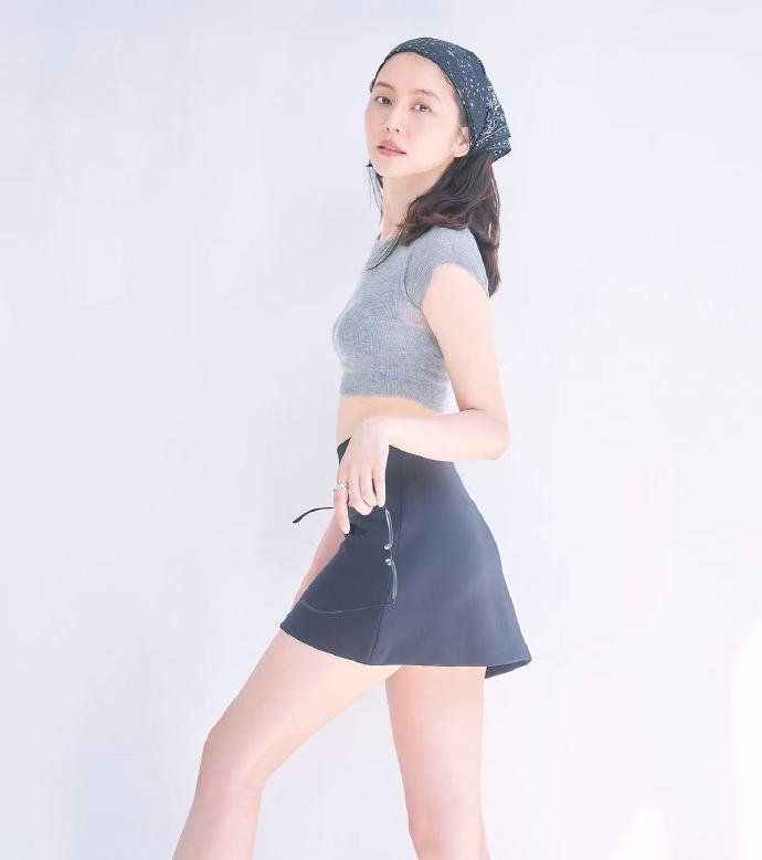 即便換上少女感十足的貼身上衣與激短裙,也能完美駕馭青春風格。