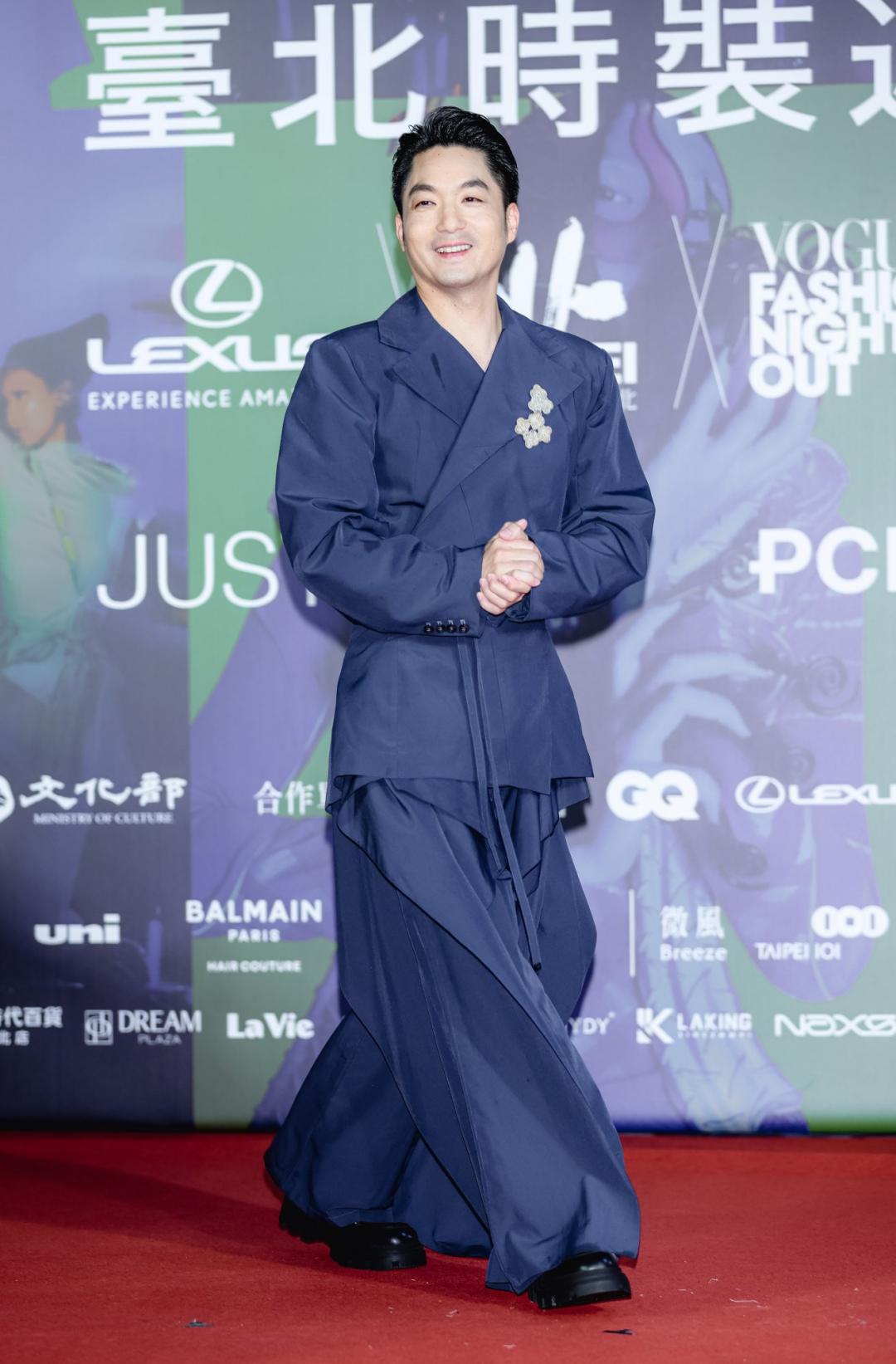 台北市長蔣萬安也難得以時尚造型公開亮相,選穿近期獲得Lisa青睞的台灣設計師品牌PCES作品登場。(圖/記者王文麟攝)