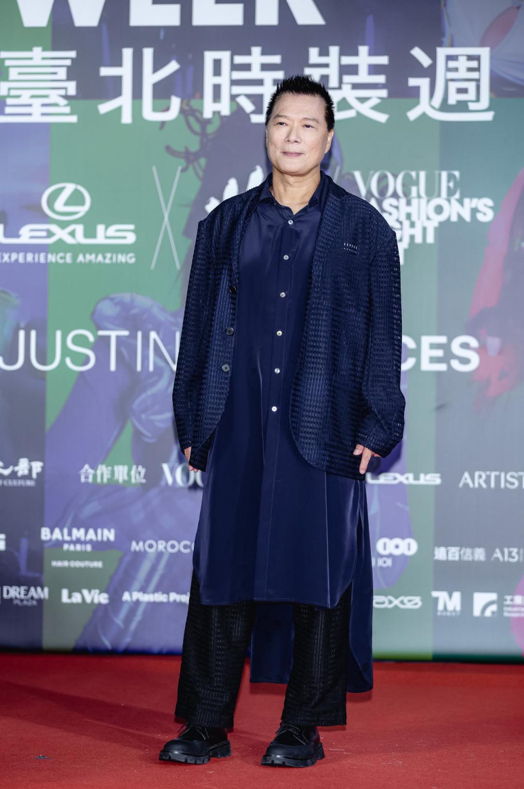 文化局蔡詩萍局長身穿台灣設計師唐宗謙主理的TANGTSUNGCHIEN造型步上紅毯。(圖/記者王文麟攝)