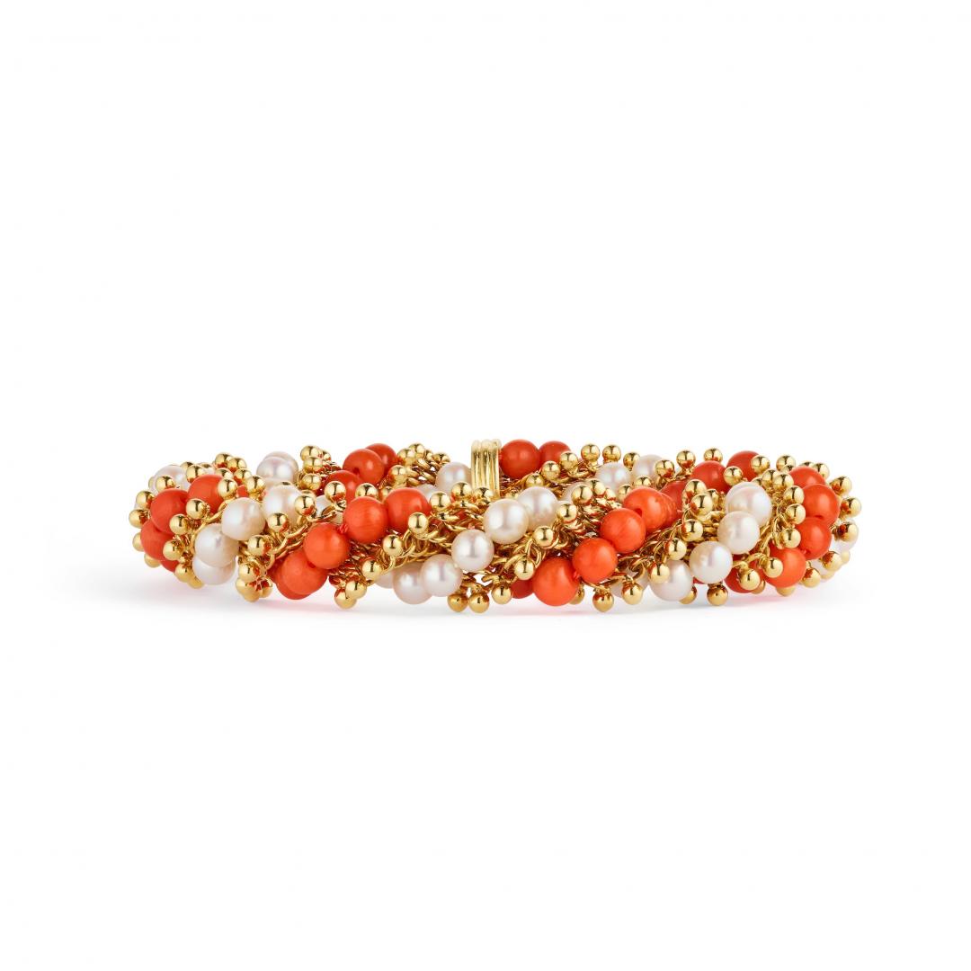 Van Cleef & Arpels Collection Twist手環(1965年),以金珠搭配各色寶石,展現圓潤立體感。
