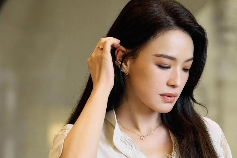 舒淇赴法國宣傳電影《女孩》,一身仙氣十足的白色罩衫搭配Louis Vuitton珠寶作品。(Louis Vuitton提供)