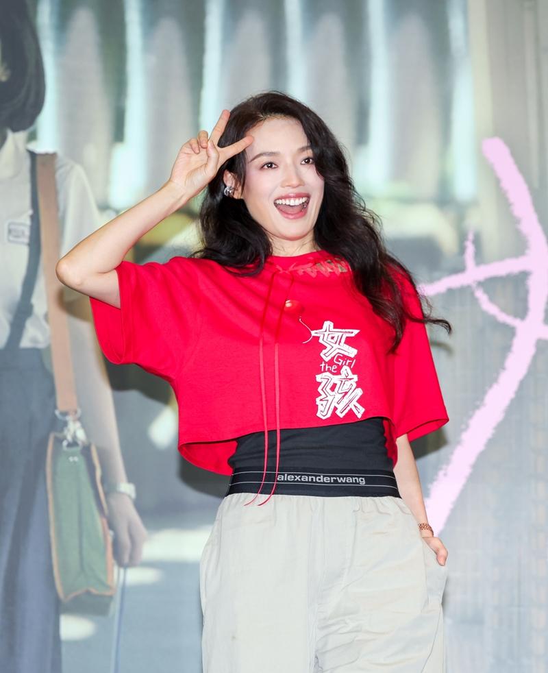 舒淇宣傳電影《女孩》,將宣傳T恤改造成短版。(記者王文麟攝)