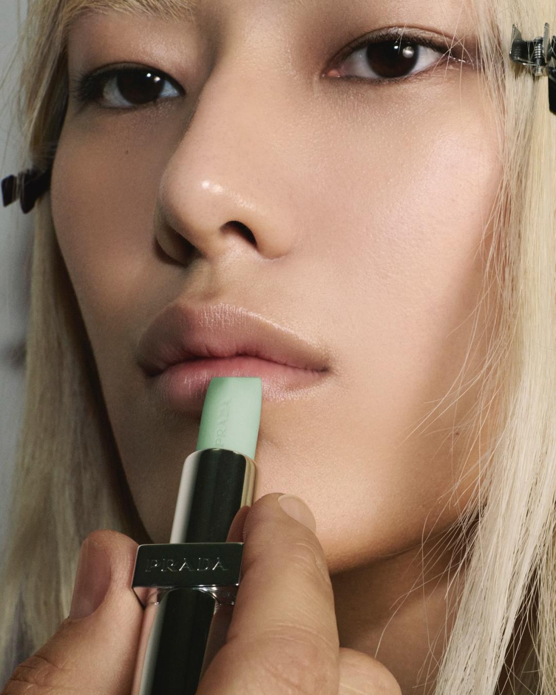 首款PRADA GREEN潤唇膏一登場，就掀起話題。