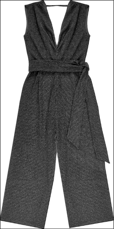 Club Monaco近年推出專為亞洲人設計修身剪裁版型。女裝星空黑V領連身褲,11,900元。