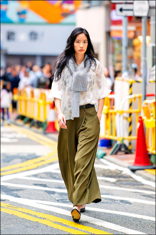 Club Monaco燒花工藝細節為簡約造型增添亮點。純淨白燒花混絲圓領澎袖襯衫,11,900元;墨綠色真絲寬褲,16,900元;肩披灰色喀什米爾羊毛針織外套,12,900元。