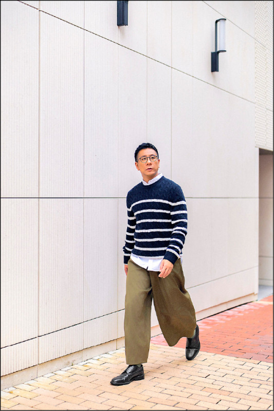 純淨白襯衫,9,900元;條紋男士圓領毛衣,14,900元;長褲,價格店洽。