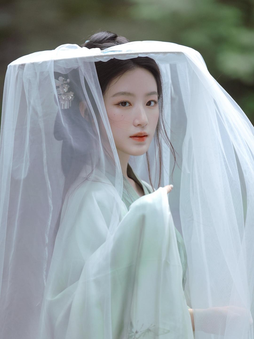 舒華先前嘗試古裝造型,氣質優雅備受好評。