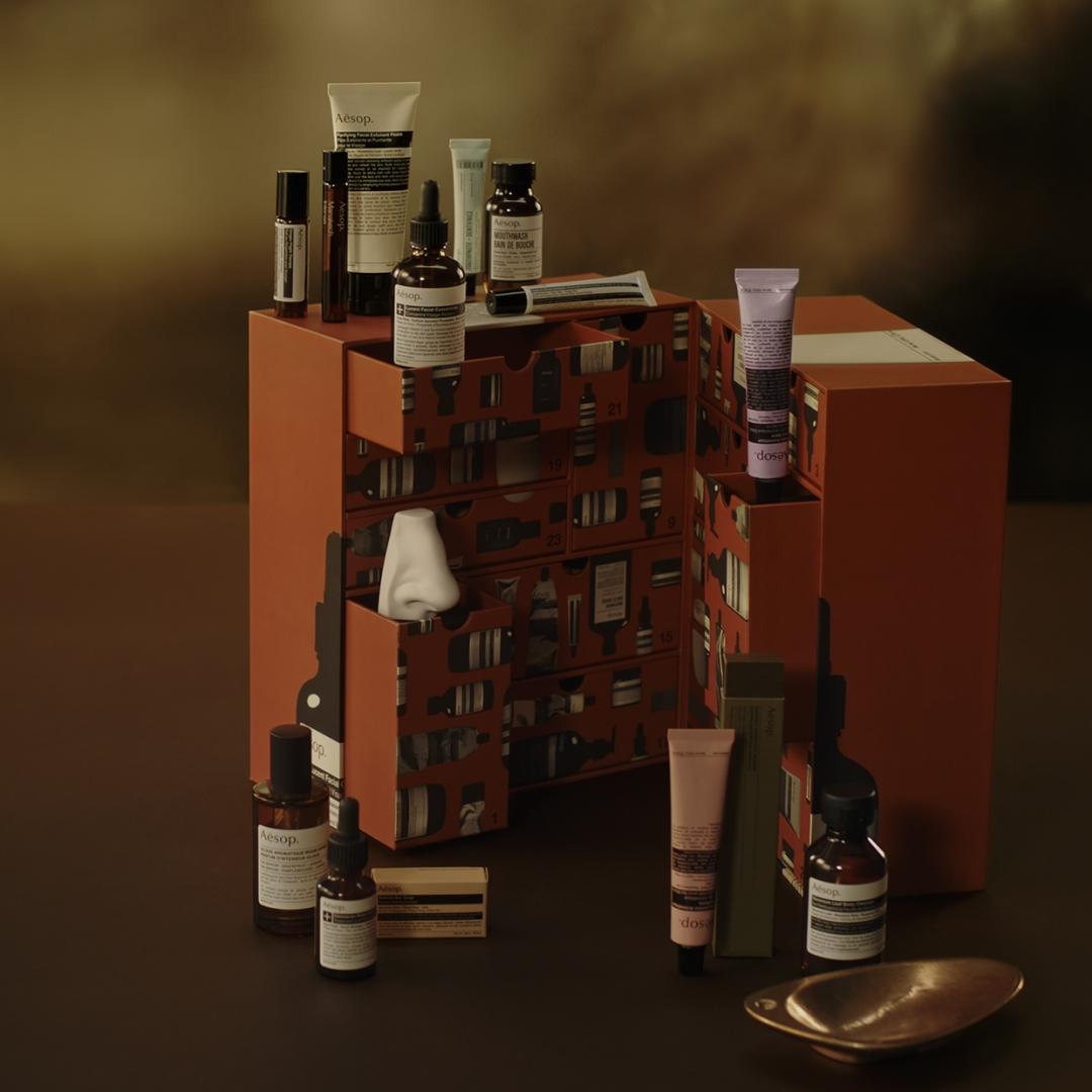 Aesop耶誕倒數月曆「寓香之所」，以想像構築的宅邸外型呈現，共有十三扇門。