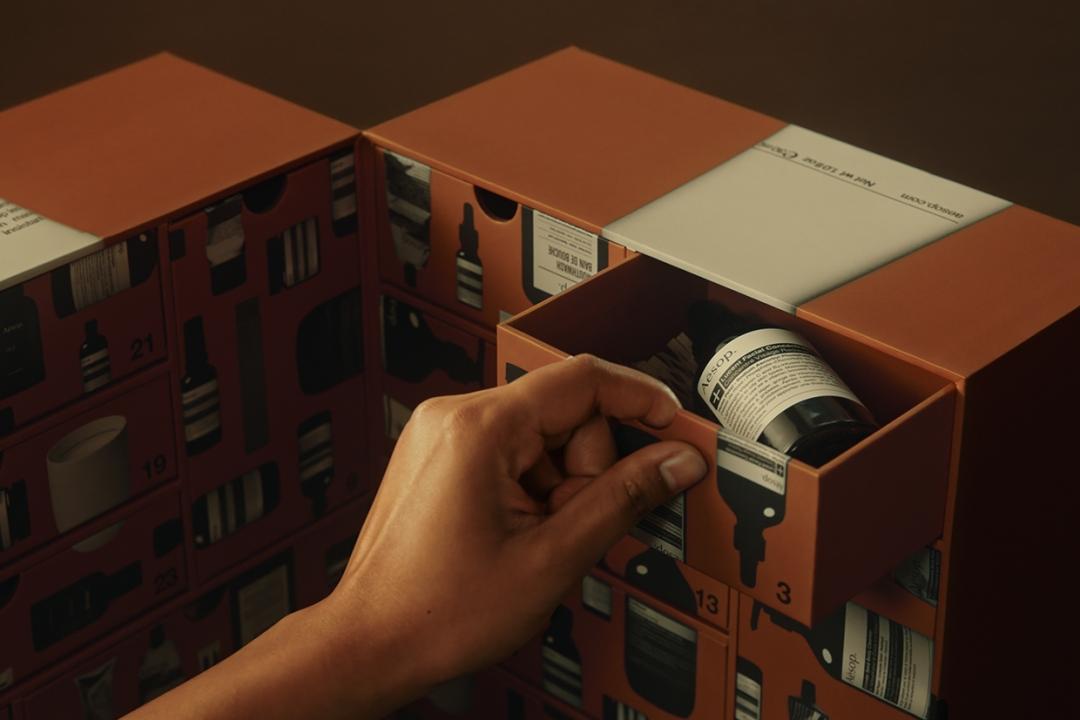 Aesop寓香之所保留耶誕倒數的傳統，卻調皮的跳過偶數保留品牌的趣味。