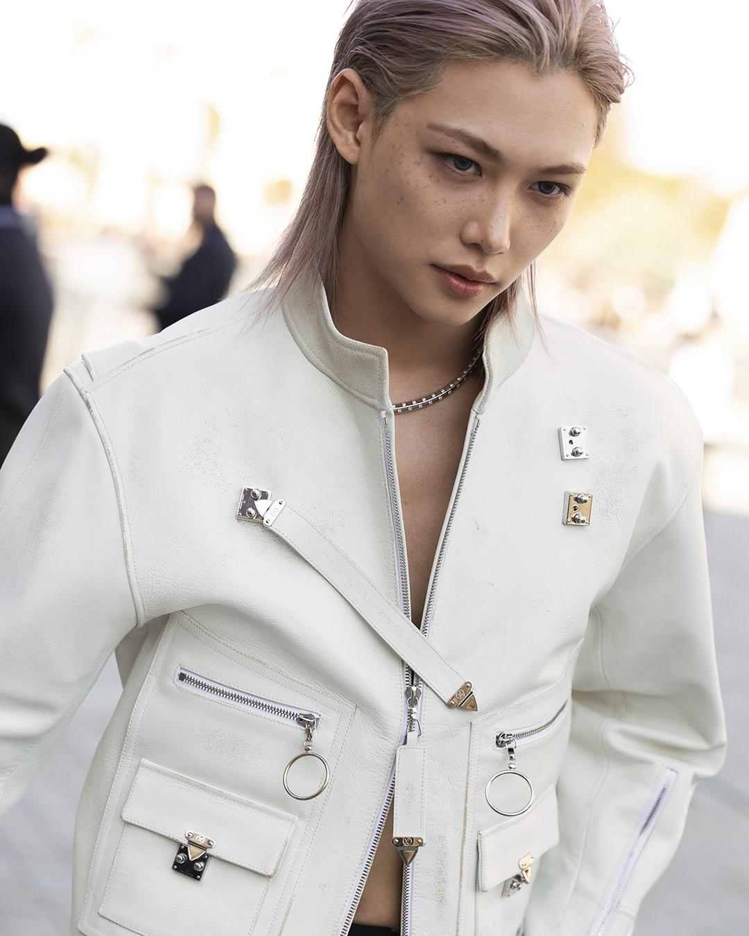 韓國男星Felix佩戴Le Damier de Louis Vuitton最新白K金密鑲鑽石項鍊出席2026春夏女裝大秀。Le Damier de Louis Vuitton白K金密鑲鑽石項鍊,大型2,810,000元。