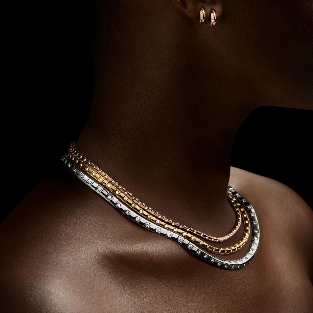 Louis Vuitton新推出的Le Damier de Louis Vuitton項鍊,可疊戴讓三種貴金屬優雅交錯。(由上至下)玫瑰金密鑲鑽石項鍊,小型1,110,000元;黃K金密鑲鑽石項鍊,中型1,740,000元;白K金密鑲鑽石項鍊,大型2,810,000元。