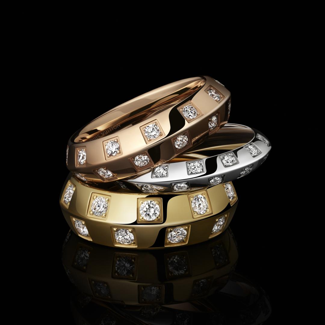 不同寬度、貴金屬色調的Louis Vuitton Le Damier de Louis Vuitton戒指,很適合疊戴創造層次感。