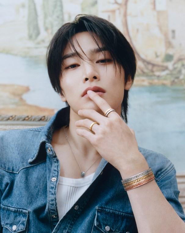 DAMIANI全球形象大使I.N詮釋Belle Époque Reel系列,將三種貴金屬作品一起疊戴創造豐富視覺層次。