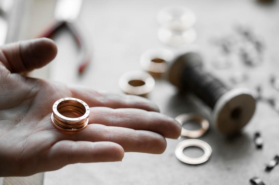 BVLGARI B.zero1系列經典的環形設計,在三色K金的裝點下散發迷人風貌。